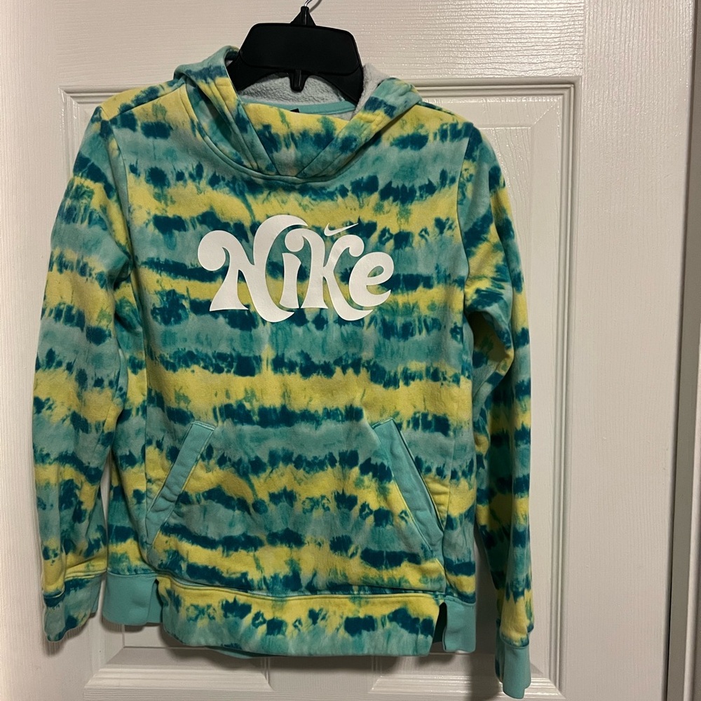 NIKE Girls Standard Fit Sweatshirt with Hoodie. Great for Back to School!